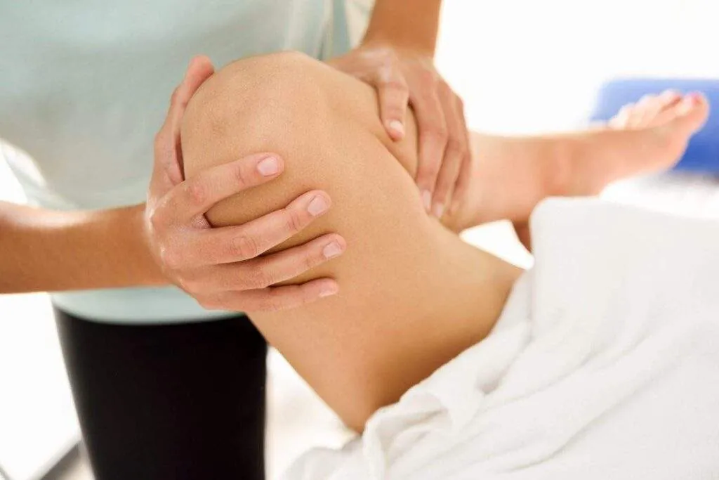 Sesión de fisioterapia en la pierna en el centro Mifisio